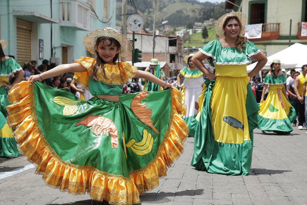 festivals-of-ecuador-carnival